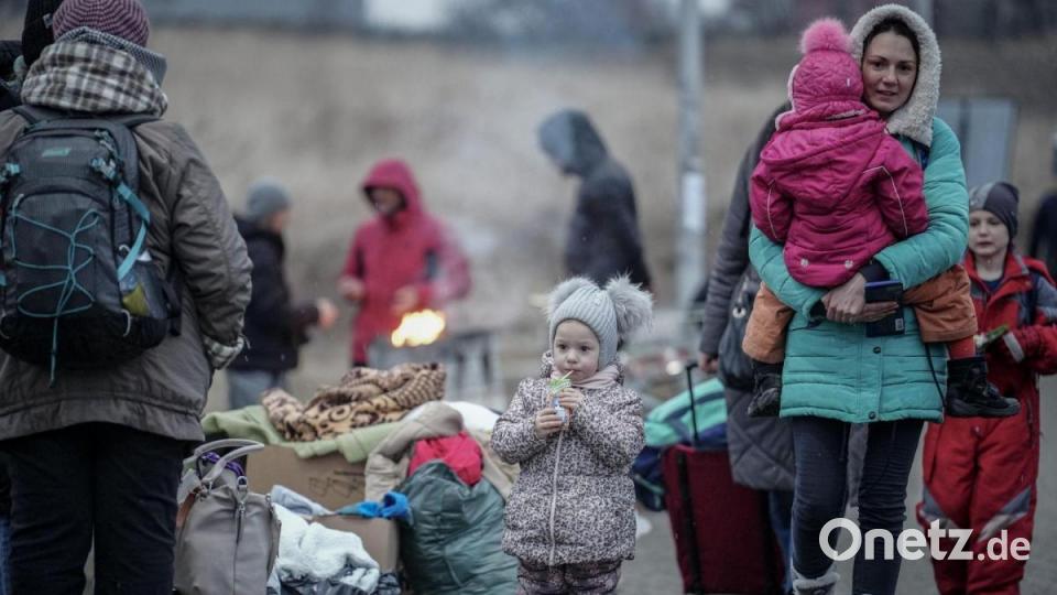 Geflüchtete kommen an der ukrainisch-polnischen Grenze in Medyka an. Seit dem russischen Angriff sind bereits mehr als eine Million Menschen aus der Ukraine geflohen. Bild: Kay Nietfeld/dpa