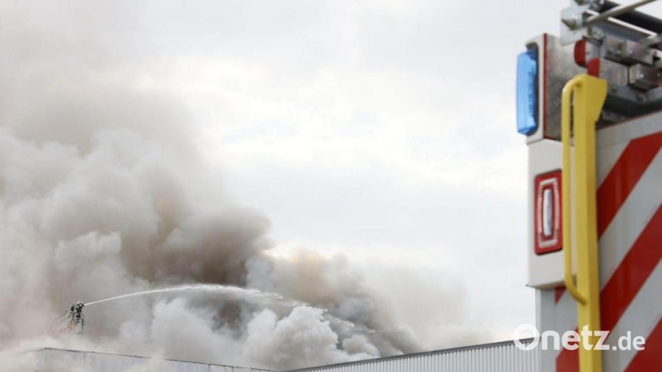 Feuerwehrleute löschen den Brand in einem Möbelhaus. Bild: Karsten Schmalz/KS-Images.de/dpa