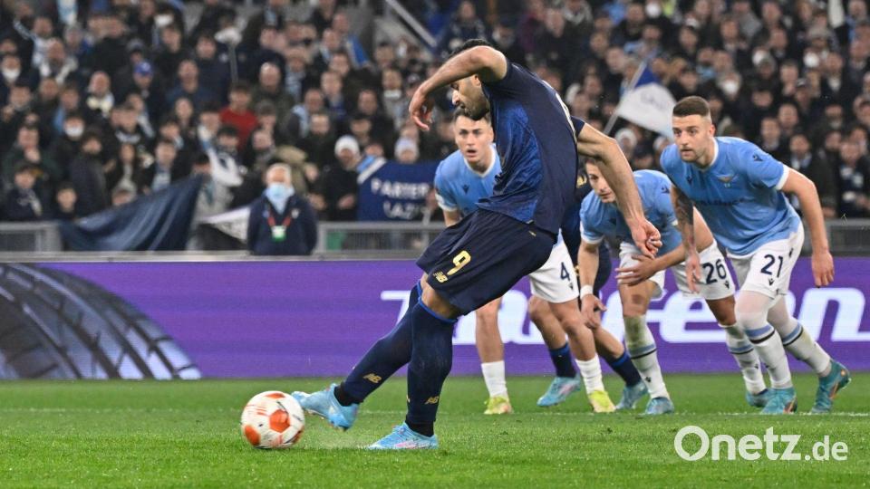 Mehdi Taremi (l) erzielt per Elfmeter für FC Porto das 1:0 gegen Lazio Rom. Bild: Fabrizio Corradetti/LaPresse via ZUMA Press/dpa