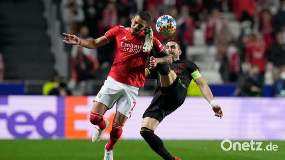 Gilberto (l) von Benfica Lissabon und Dusan Tadic von Ajax Amsterdam kämpfen um den Ball. Bild: Armando Franca/AP/dpa
