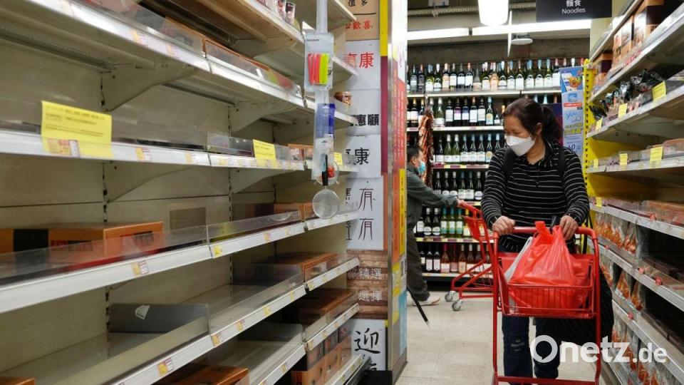 In Hongkong sind viele Supermarktregale leer. Wegen der angespannten Corona-Lage haben sich viele Menschen mit Lebensmitteln eingedeckt. Bild: Vincent Yu/AP/dpa
