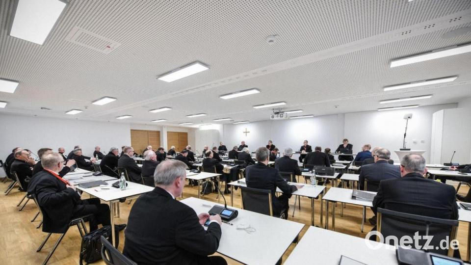 Bischöfe im Tagungsraum bei der Eröffnung der Frühjahrsvollversammlung der Deutschen Bischofskonferenz (DBK). Bild: Julia Steinbrecht/KNA/dpa