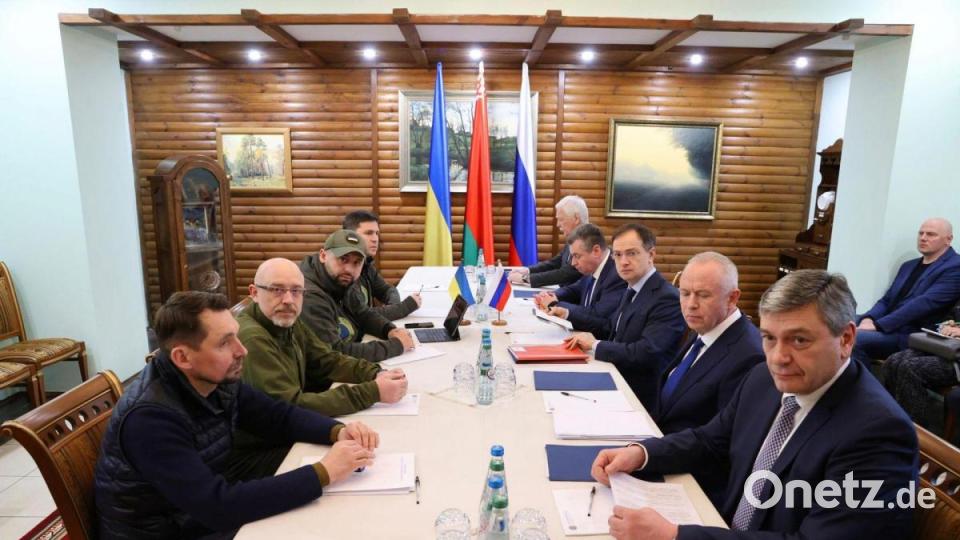 Das von der belarussischen Staatsagentur BelTA verbreitete Bild zeigt ukrainische und russische Vertreter, die an der dritten Gesprächsrunde in Brest, Belarus, teilnehmen. Bild: Uncredited/BelTA/AP/dpa
