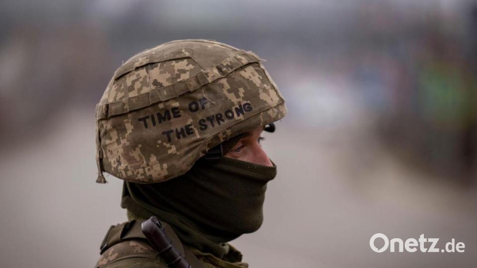 Ein ukrainischer Soldat steht an einem Kontrollpunkt am Stadtrand von Kiew. Bild: Emilio Morenatti/AP/dpa