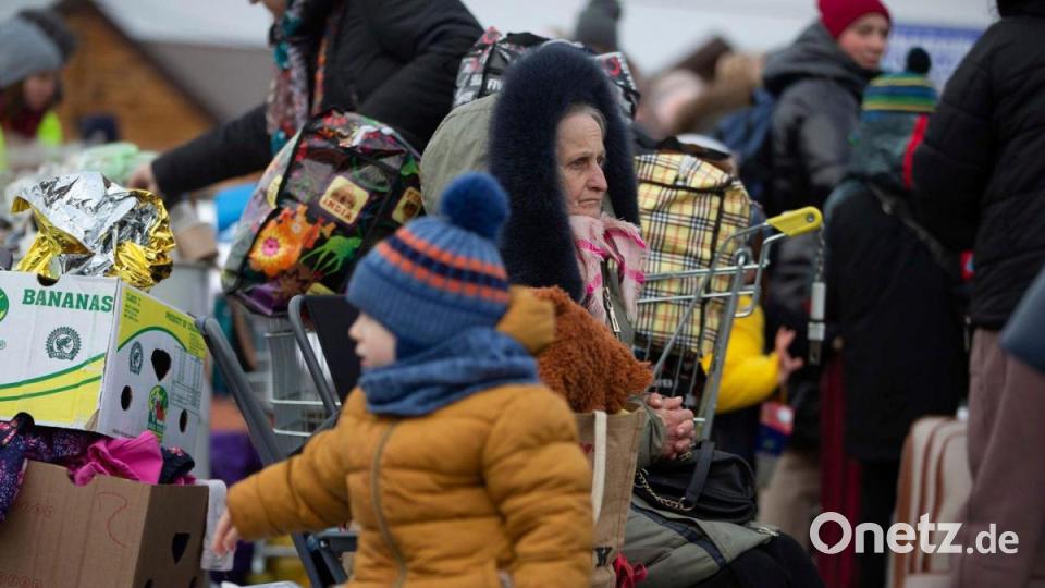 Flüchtlinge aus der Ukraine kommen am Grenzübergang im polnischen Medyka an. Bild: Visar Kryeziu/AP/dpa