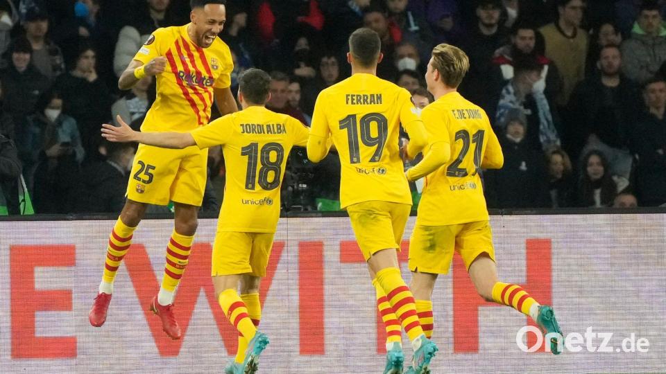 Barcelonas Pierre-Emerick Aubameyang (l) jubelt mit Teamkollegen nach seinem Treffer. Bild: Salvatore Varo/Zuma Press/dpa
