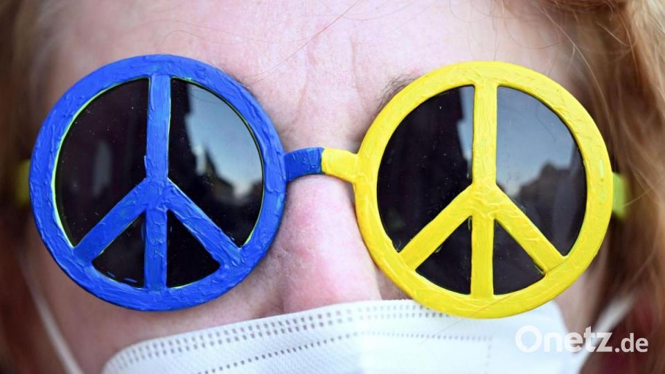 In Karlsruhe leuchtet bei einer Mahnwache selbst die Sonnenbrille in den Farben der Ukraine. Bild: Uli Deck/dpa