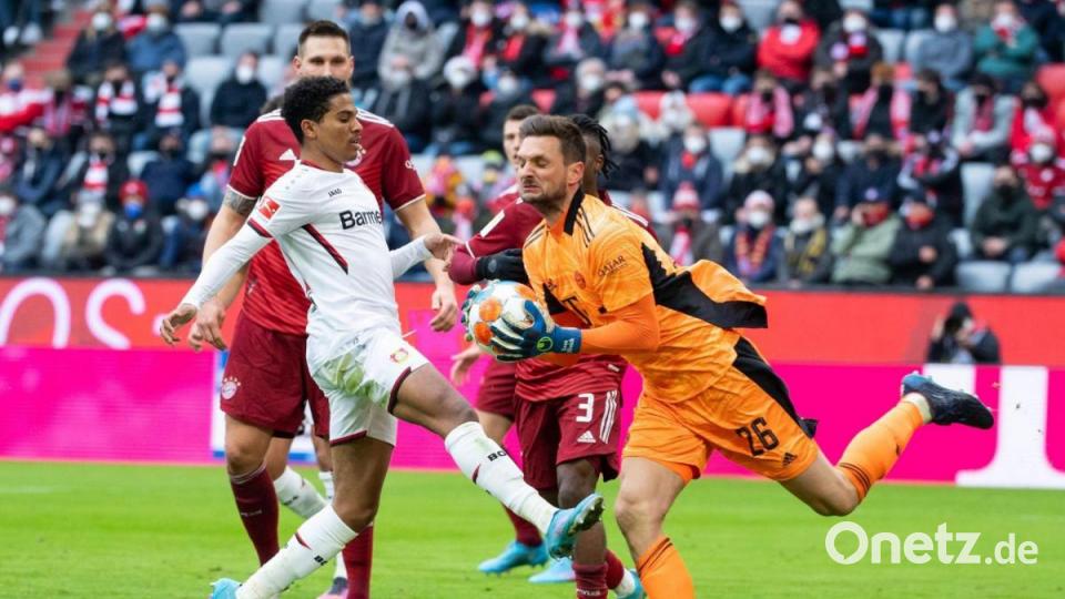 Bayern-Torwart Sven Ulreich (r) ist vor dem Leverkusener Amine Adli am Ball. Bild: Sven Hoppe/dpa