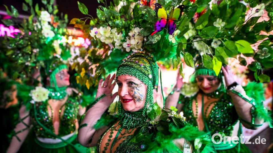 Kostümierte Feiernde treten während des großen Abendkarnevals in den Straßen von Strumica, Nordmazedonien auf. Bild: Tomislav Georgiev/XinHua/dpa