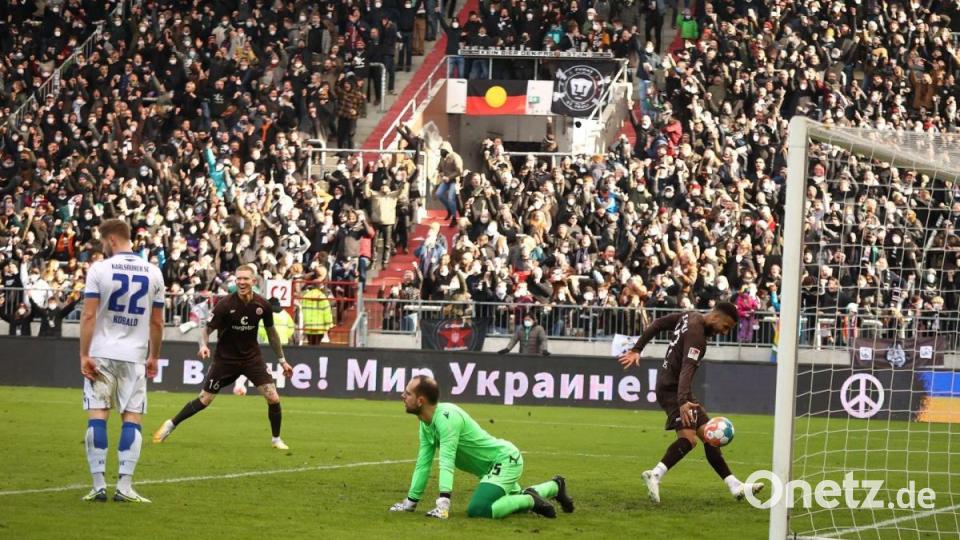 Sankt Paulis Simon Makienok (2.v.l) feiert sein Tor zum 3:0. Bild: Christian Charisius/dpa