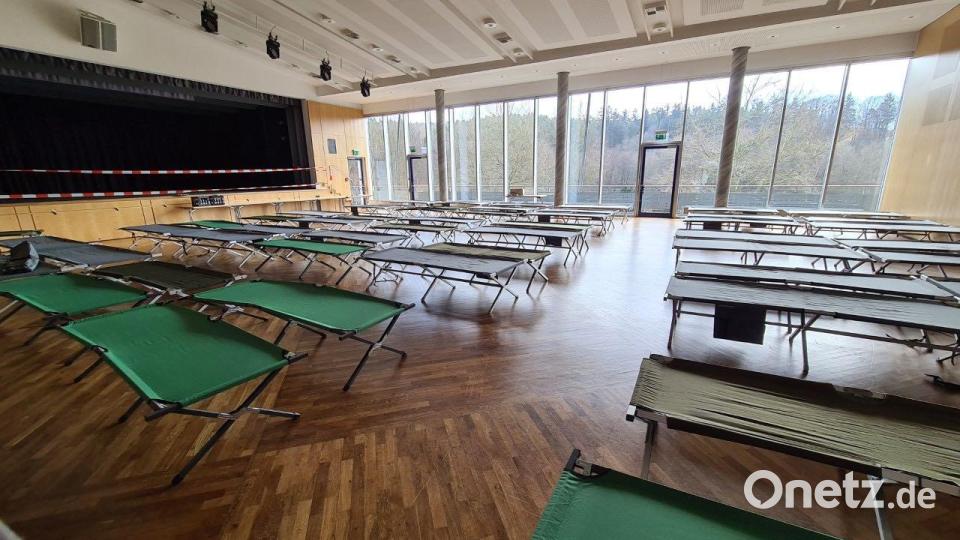 Die Stadthalle Neustadt ist gerüstet für die Ankunft von Kriegsflüchtlingen aus der Ukraine. Bild: LRA Neustadt a.d.Waldnaab / Marcel Weidner