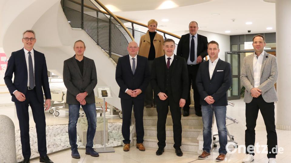Für den Klinik-Standort Selb wurde ein neues Konzept entwickelt. Im Bild von links: Ulrich Pötzsch, stellvertretender Aufsichtsratsvorsitzender und Oberbürgermeister von Selb, Dr. Heino Arnold, Sektionsleiter der Fußchirurgie, Oliver Weigel, stellvertretender Aufsichtsratsvorsitzender und Oberbürgermeister von Marktredwitz, Aufsichtsrätin Kornelia Schaffhauser, Peter Berek, Aufsichtsratsvorsitzender und Landrat, Geschäftsführer Alexander Meyer, Chefarzt Jan-Felix Buchmann, Dr. Dominik Scheruhn. Bild: Klinikum Fichtelgebirge/exb
