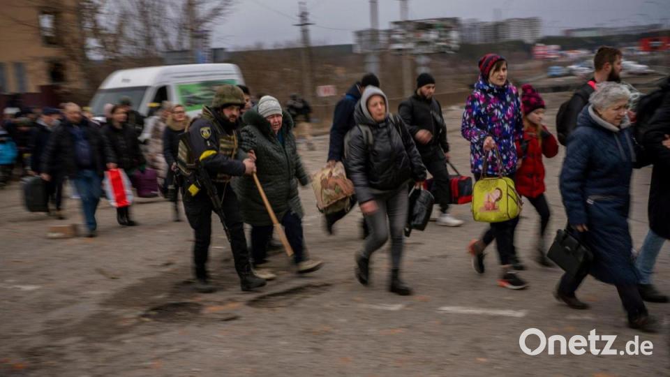 Menschen fliehen aus Irpin am Stadtrand von Kiew. Bild: Emilio Morenatti/AP/dpa