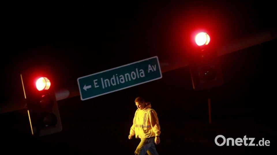 Eine Ampel wird zur Schranke: In Des Moines im US-Bundesstaat Iowa hat ein Sturm eine Ampel umstürzen lassen. Bild: Bryon Houlgrave/The Des Moines Register/AP/dpa