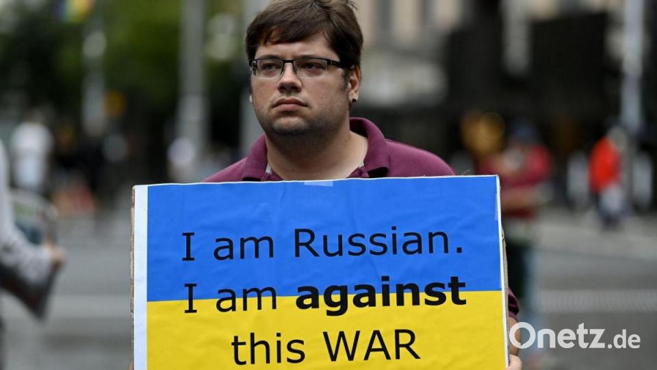 Auch im weit entfernten Australien demonstrieren die Menschen gegen den Krieg in der Ukraine - wie dieser Russe in Sydney. Bild: Bianca De Marchi/AAP/dpa