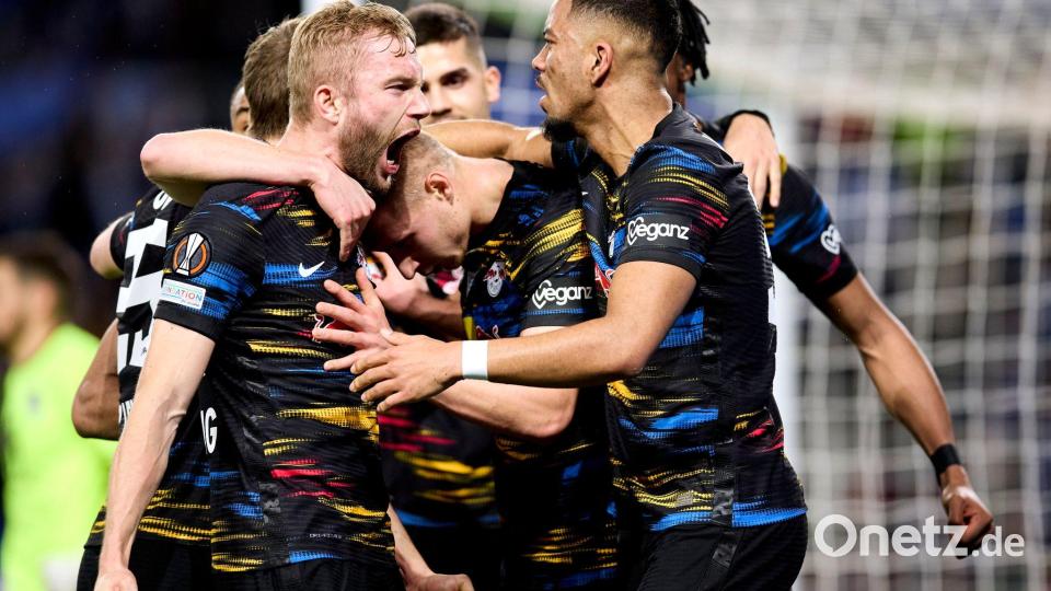 Leipzigs Spieler feiern mit Torschütze Willi Orban (M) das 1:0 in San Sebastián. Bild: Stringer/dpa