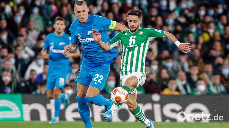 Alex Moreno (r) von Betis Sevilla kämpft mit Artem Dzyuba von Zenit St. Petersburg um den Ball. Bild: Miguel Morenatti/AP/dpa