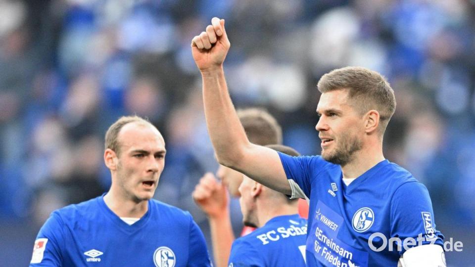 Schalkes Simon Terodde (r) traf dreifach, verlor aber mit seinem Team. Bild: David Inderlied/dpa
