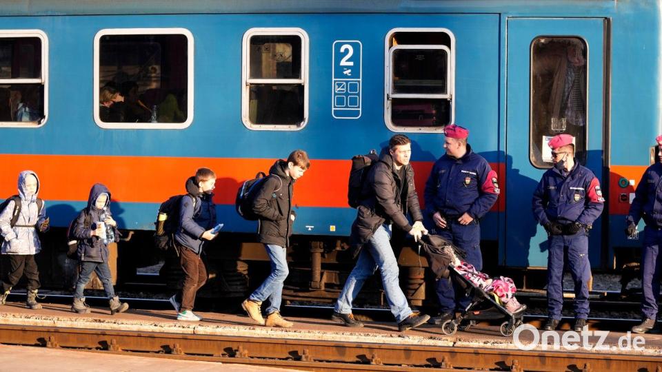 Immer mehr Menschen aus der Ukraine fliehen in andere Länder - hier kommen sie am ungarischen Bahnhof in Zahony an. Bild: Darko Vojinovic/AP/dpa