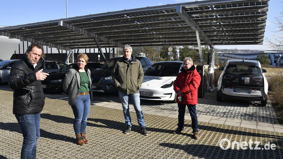 Perfekt für einen Grünen-Politiker wie MdB Dieter Janecek (Zweiter von rechts). Er stöpselte beim Pressetermin mit (von links) Grammer-Solar-Geschäftsführer Siegfried Schröpf, Landtagsabgeordneter Anna Schwarmberger und Stadtrat Hans-Jürgen Bumes (rechts) seinen Tesla gleich mal an der Ladesäule auf dem Parkplatz des Unternehmens an. Bild: Petra Hartl