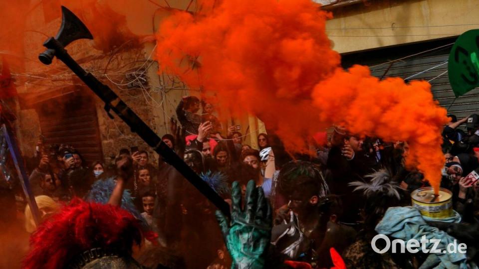In der nordlibanesischen Stadt Tripolis wird der Zambo-Karneval gefeiert. Dieser markiert die letzte Phase der Ausschweifung am Vorabend der griechisch-orthodoxen Fastenzeit. Bild: Marwan Naamani/dpa