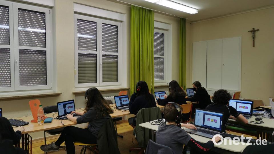 Die Schüler nehmen im Informatikraum Platz. Bild: Elisabeth Dütsch/exb