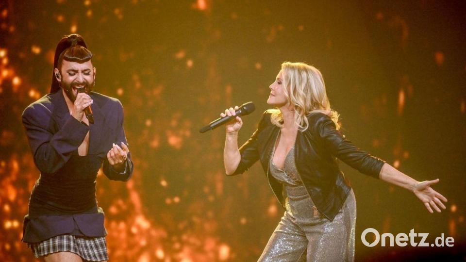 Conchita Wurst (l) und Jane Comerford in  der Show "Germany 12 Points - der deutsche ESC-Vorentscheid" in Berlin. Bild: Britta Pedersen/dpa-POOL/dpa
