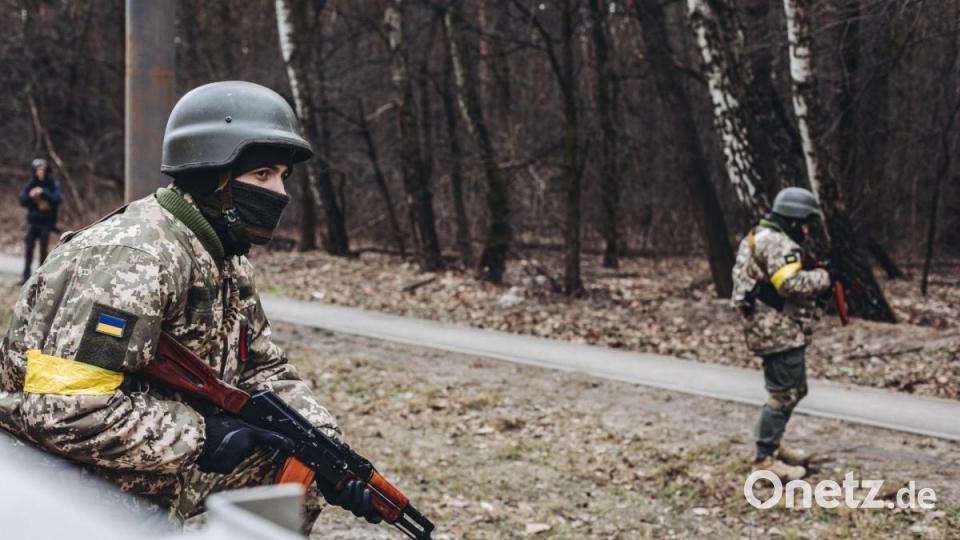 Ein Soldat der ukrainischen Armee bewacht eine Stellung in Irpin. Bild: Diego Herrera/EUROPA PRESS/dpa