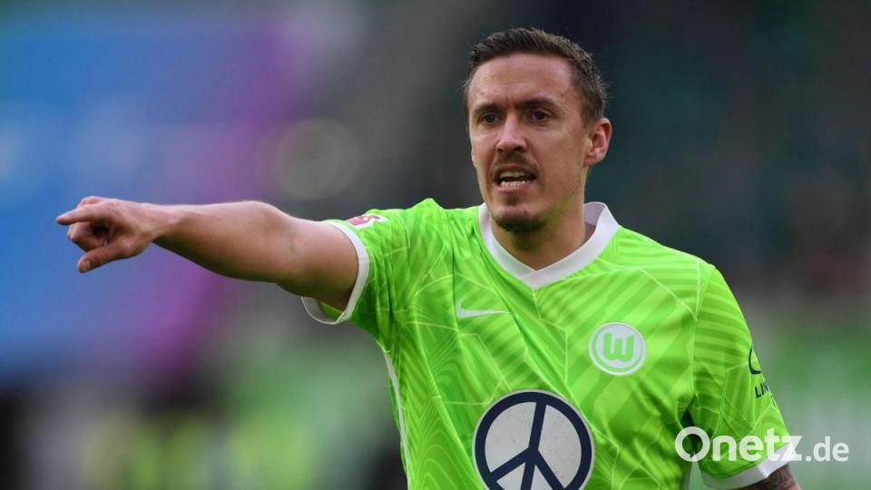 Wolfsburgs Max Kruse gibt seinen Mitspielern Anweisungen. Bild: Swen Pförtner/dpa