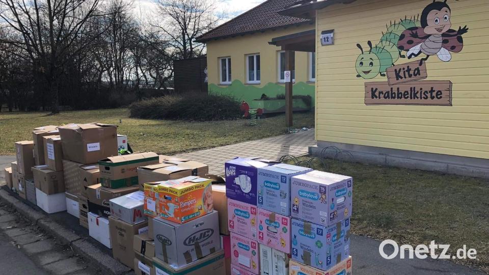 Kistenweise Sachspenden kamen bei der spontanen Spendenaktion des Kindergartens Krabbelkiste zusammen. Bild: ak