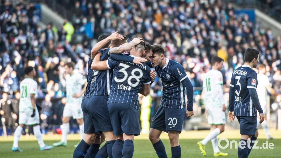Bochums Maxim Leitsch (verdeckt) wird von seinen Mitspielern gefeiert. Bild: Bernd Thissen/dpa