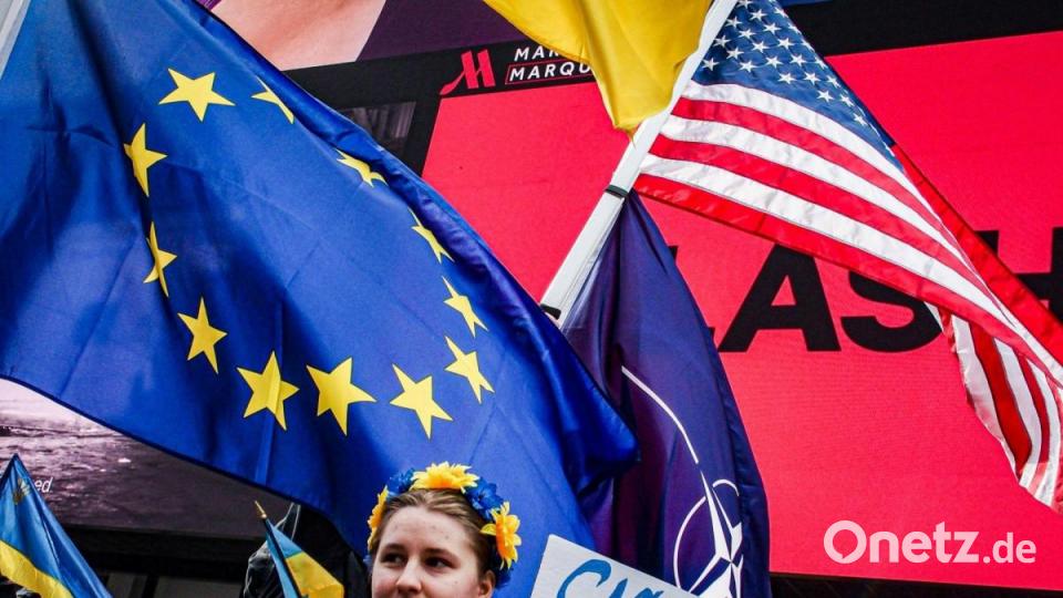 Auf dem New Yorker Times Square protestiert eine Frau gegen den Krieg in der Ukraine. Bild: Bianca Otero/ZUMA Press Wire/dpa