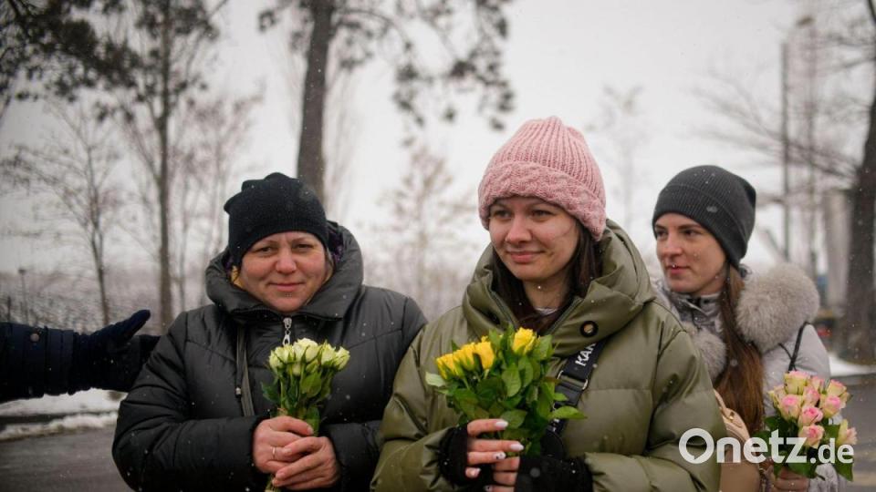 Flüchtlinge bekommen an der rumänisch-ukrainischen Grenze in Siret anlässlich des Internationalen Frauentags Blumen. Bild: Andreea Alexandru/AP/dpa