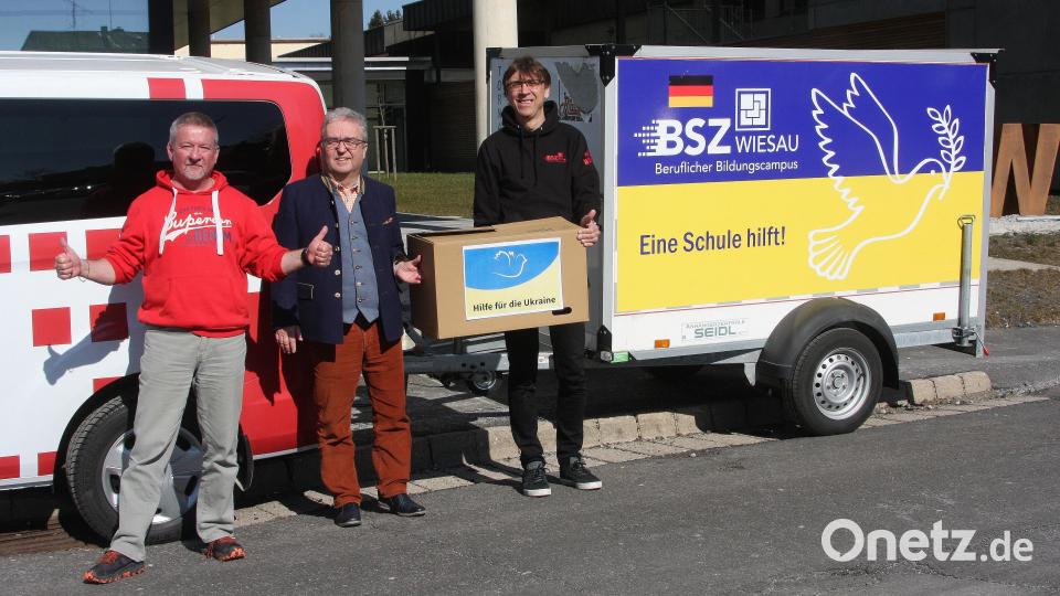 Der Hilfstransport startet am kommenden Wochenende. &quot;In den frühen Morgenstunden geht es los&quot;, informiert der Fahrer, Fachoberlehrer Markus Schultes (links). Ans Steuer setzt sich auch Schulleiter Thomas Metzler (rechts). Unterstützt wird die BSZ-Aktion von der Gemeinde Wiesau und dem Berufsschulbeirat, dessen Vorsitzender Bürgermeister Toni Dutz (Zweiter von links) ist. Bild: wro