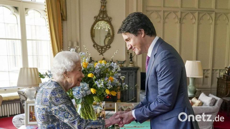 Erstmals nach ihrer Corona-Infektion hat die britische Königin Elizabeth II. (l) wieder eine physische Audienz gegeben. Sie empfängt Justin Trudeau, Premierminister von Kanada, auf Schloss Windsor. Bild: Steve Parsons/PA Wire/dpa