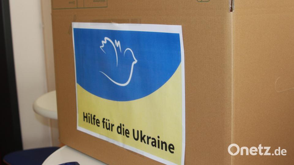 Jeder Karton, der das BSZ Wiesau am Wochenende verlässt, trägt die Aufschrift &quot;Hilfe für die Ukraine.&quot; Bild: wro