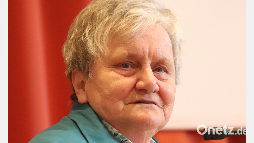 Die bisherige Vorsitzende Maria Schütz übergab die Führung des Arbeiterkameradschaftsvereins an ihren Stellvertreter Manuel Neidel. Bild: mfh