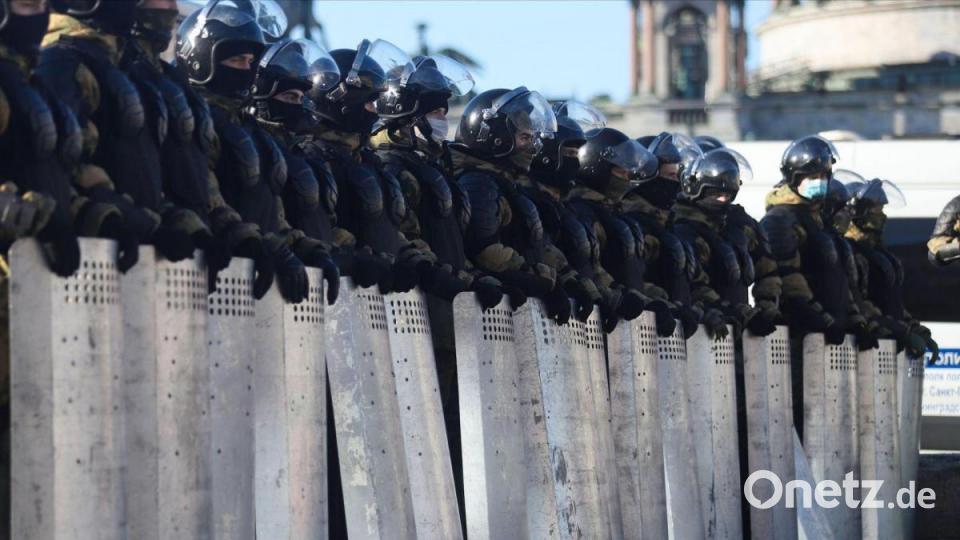 Russische Polizisten blockieren eine Straße in Sankt Petersburg während einer Demonstration gegen den russischen Militäreinsatz in der Ukraine. Bild: Stringer/SOPA Images via ZUMA Press Wire/dpa