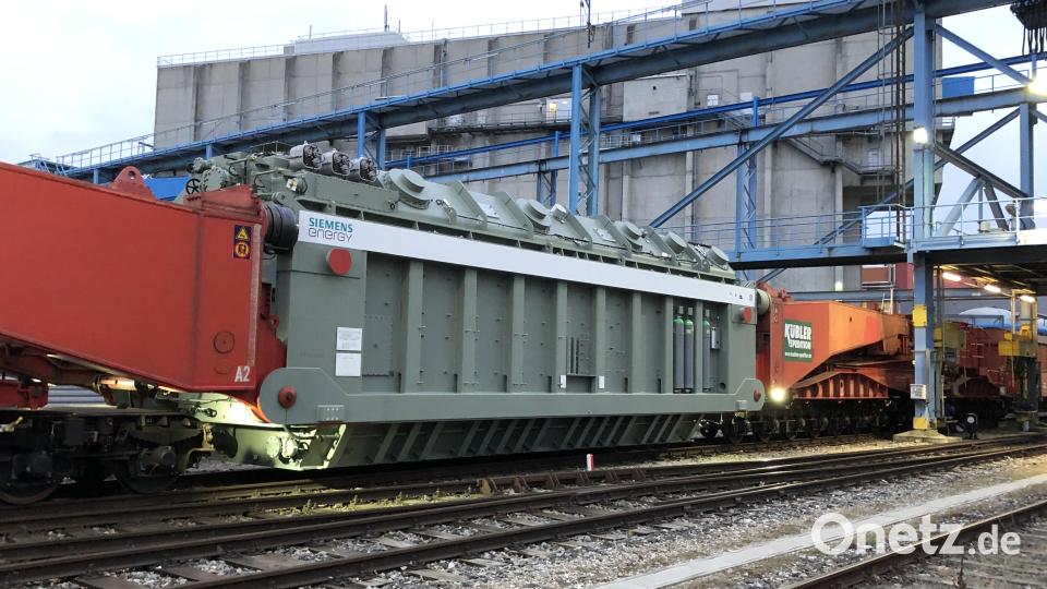 388 Tonnen wiegt der Trafo, der seit dem frühen Samstagabend auf dem frisch reparierten Gleis 0 beim Müllkraftwerk Schwandorf auf seien Weitertransport wartet. Bild: ga