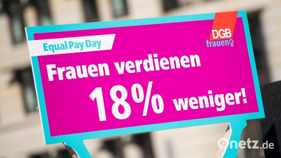 Heute wird der Equal Pay Day in Deutschland begangen. Er soll darauf aufmerksam machen, dass Frauen weniger Geld als Männer gezahlt bekommen. Bild: Christophe Gateau/dpa