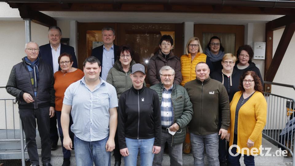 Die neu gewählte Führung des Arbeiterkameradschaftsvereins: (vorne, von links) Vorsitzender Manuel Neidel, Sonja Oppermann, Stefan Sigl, Christian Rösel, Christina Luber. (Mitte, von links) Erwin Götz, Gunda Sigl, Renate Dümmler, Manuela Eichler, (hinten, von links) Landrat Richard Reisinger, Bürgermeister Michael Göth, Petra Mittelmeyer, Sigrid Rösl-Koller, Domenica Rösel und Marlies Rieß. Bild: mfh