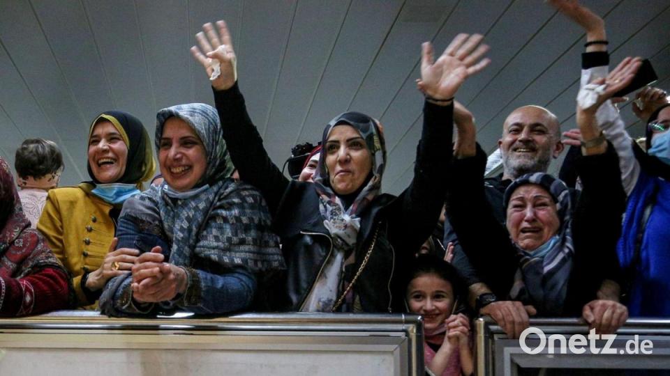 Begrüßungskomitee: Etwa 120 Libanesen, die aus der Ukraine nach Polen geflohen waren, kommen in ihrem Heimatland an. Verwandte begrüßen sie am Flughafen in Beirut. Bild: Marwan Naamani/dpa