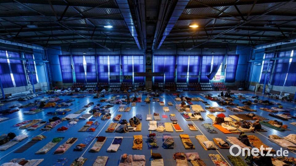 In einem Sportkomplex im ukrainischen Uzhhorord nahe der Grenze zur Slowakei werden Geflüchtete untergebracht. Bislang sind der UN zufolge rund 1,7 Millionen Menschen aus der Ukraine geflohen. Bild: -/Ukrinform/dpa