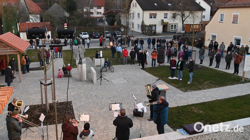 Weit mehr Menschen, als auf diesem Bild zu sehen, versammeln sich bei der Solidaritätskundgebung auf dem Poppenrichter Dorfplatz. Bild: gf
