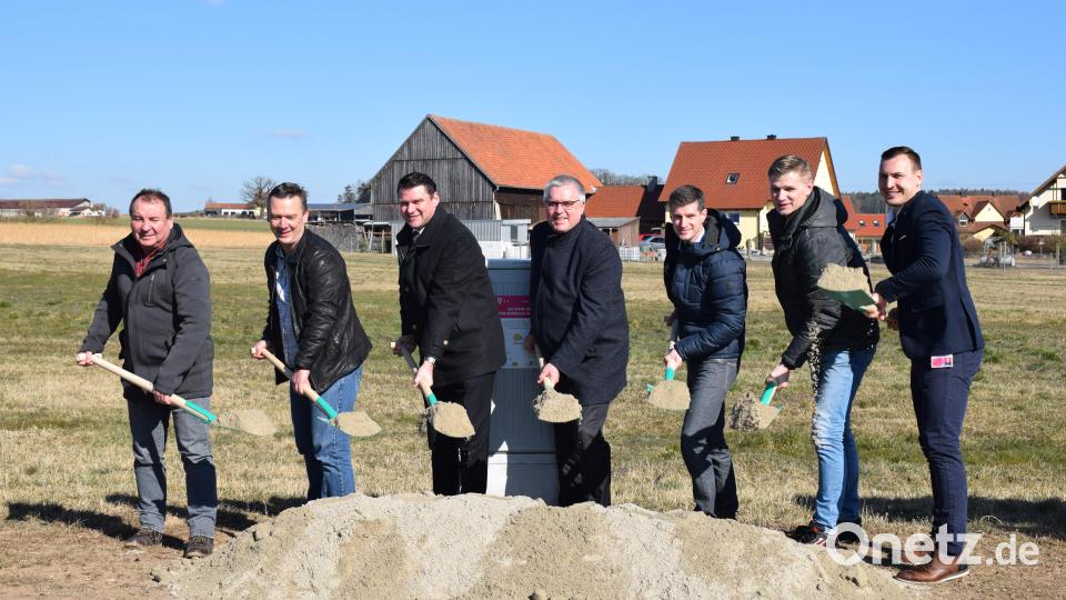 Vertreter der beteiligten Behörden und Firmen gaben den symbolischen Startschuss für den Breitbandausbau: Detlef Singer (RKE, von links), Thomas Mückel (RKE), Landrat Thomas Ebeling, Bürgermeister Richard Tischler, Dominik Hauser (Breitbandbeauftragter Landkreis Schwandorf), Gerhard Hirmer (Breitbandpate Pfreimd) und Timur Kopp (Telekom). Bild: bnr