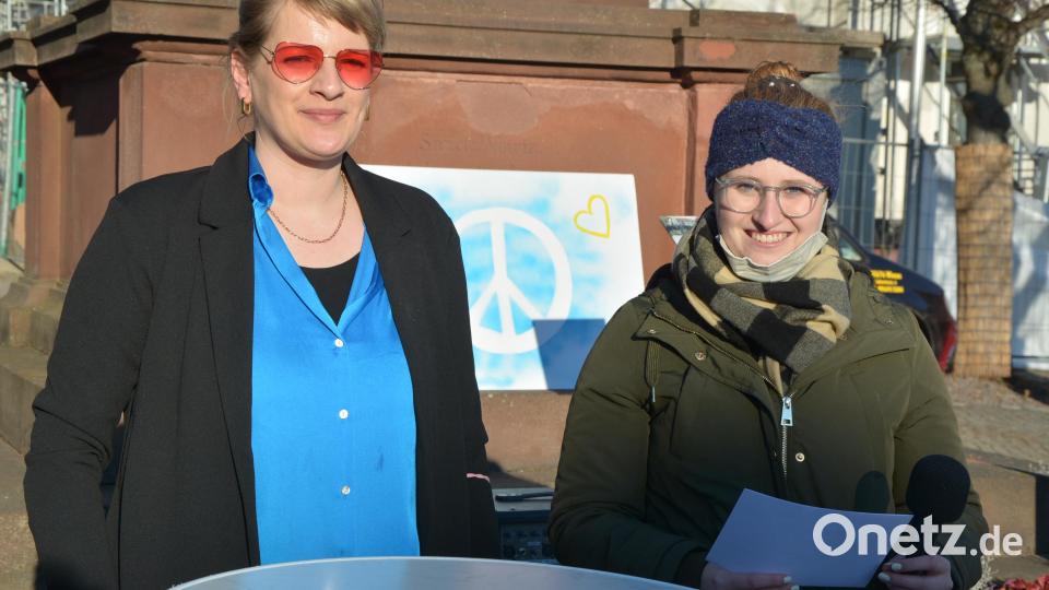 Die beiden Organisatorinnen Vera Jankowski (links) und Annalena Fink-Haydari hießen die Teilnehmer an der Mariensäule am Unteren Markt willkommen. Bild: jr