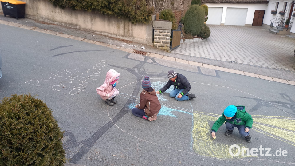 Eifrig waren die Kinder beim Malen, um ihre Meinung zum Frieden auszudrücken. Bild: sl