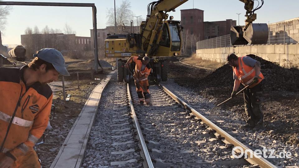 Der Reparaturtrupp tauschte 126 beschädigte Schwellen zum Müllkraftwerk aus. Die Arbeiten wurde immer wieder wegen der Müllzüge zum Kraftwerk unterbrochen werden. Bild: Franz Grabinger, ZMS