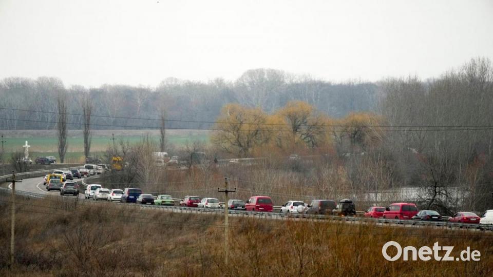 Fahrzeuge mit ukrainischen Flüchtlingen stehen in einer Reihe, um die Grenze von der Ukraine nach Moldawien in der Nähe von Palanca, Moldawien, zu überqueren. Bild: Sergei Grits/AP/dpa