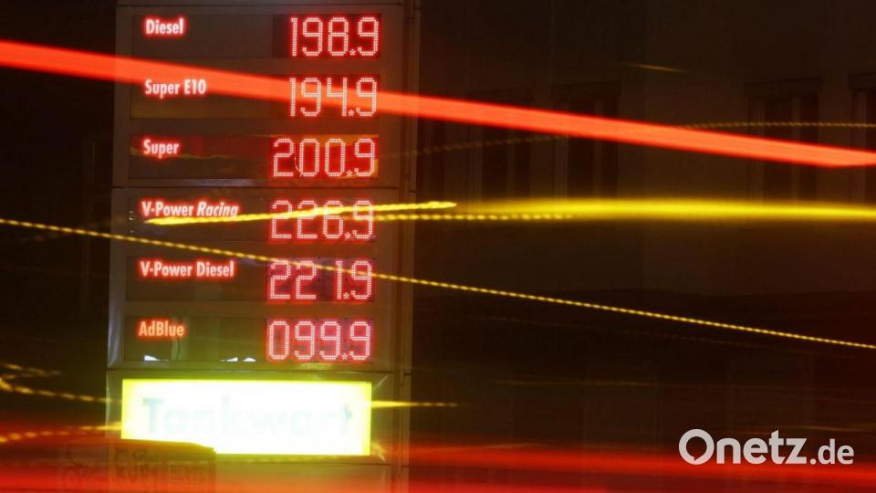 Die Preise für Kraftstoffe heute Morgen in Köln: Ein möglicher Importstopp für Öl aus Russland hat die Ölpreise auf den höchsten Stand seit 2008 getrieben. Bild: Oliver Berg/dpa